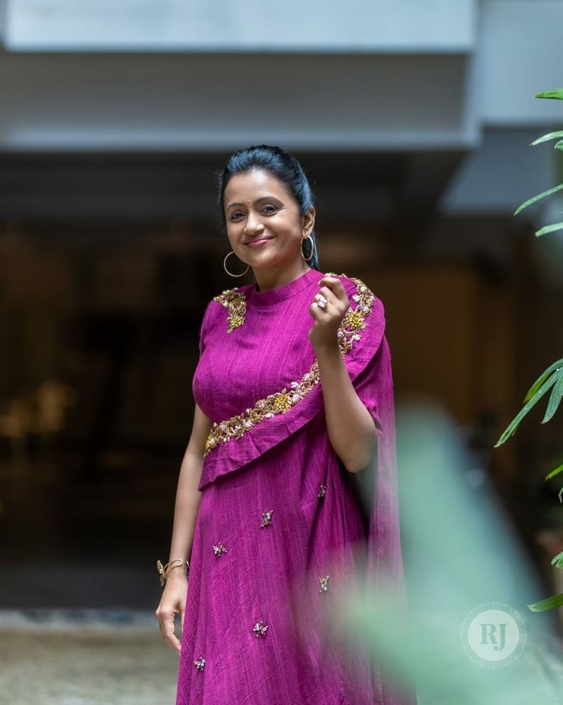 ఇదిలా ఉంటే ఇటీవల కొత్తగా యూట్యూబ్ ఛానెల్ని ప్రారంభించింది సుమ. `సుమ` పేరుతోనే ఈ కొత్త యూట్యూబ్ ఛానెల్లో క్రేజీ స్టార్ విజయ్ దేవరకొండ చేతుల మీదుగా లాంచ్ చేసింది.