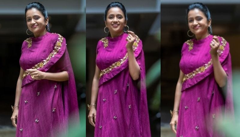 కరోనా కారణంగా షోస్ తగ్గిపోవడంతో దీంతో ఎంటర్టైన్మెంట్ని సొంతంగా అందించేందుకు సిద్ధమైందీ టాప్ యాంకర్. ఇతర యాంకర్లు యూట్యూబ్ ఛానెల్స్ తో దూసుకుపోతుంటే, ఇంతటి క్రేజ్ ఉన్న తాను ఎందుకు పెట్టకూడదని నిర్ణయించుకుని ఎట్టకేలకు దిగింది. స్టార్ట్ చేసి పది రోజులు కూడా కాలేదు ఇప్పటికే లక్షా యాభై వేల సబ్స్క్రైబర్స్ యాడ్ కావడం విశేషం. తన ప్రమోషన్ కూడా విభిన్నంగా చేస్తుంది సుమ.
