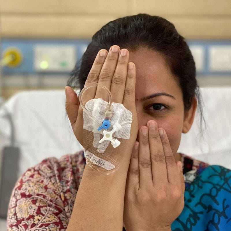 இதுகுறித்து அர்ச்சனா சமூக வலைத்தளத்தில் தெரிவித்திருந்தாவது... "நான் எப்போதும் என் இதயத்தில் இருந்து அதிகம் செயல்பட்டு வருவதால் எனது மூளை வருத்தமடைந்து விட்டது. இதயத்தைவிட நான் சக்தி வாய்ந்தவன் என்பதை நிரூபிப்பது போல் தெரிகிறது. இப்போது எனது மூளை அருகே ஒரு சிறிய பிரச்சினை ஏற்பட்டுள்ளது. இதனை அடுத்து நான் அறுவை சிகிச்சை செய்ய இருக்கிறேன்.