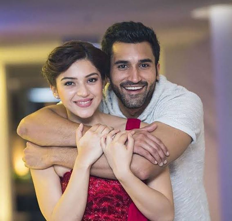 ఇండస్ట్రీకి వచ్చిన కొద్ది టైమ్లోనే మంచి పేరుతెచ్చుకుంది. కెరీర్ పీక్లోకి వెళ్తున్నసమయంలోనే మ్యారేజ్ చేసుకునేందుకు రెడీ అయ్యింది. హర్యానా మాజీ సీఎం మనవడు భవ్య బిష్ణోయ్తో ఎంగేజ్మెంట్ చేసుకుంది. కరోనాతో వాయిదా పడుతూ వచ్చిన వీరి మ్యారేజ్ షాకింగ్ ట్విస్ట్ తో బ్రేకులు వేసుకుంది.