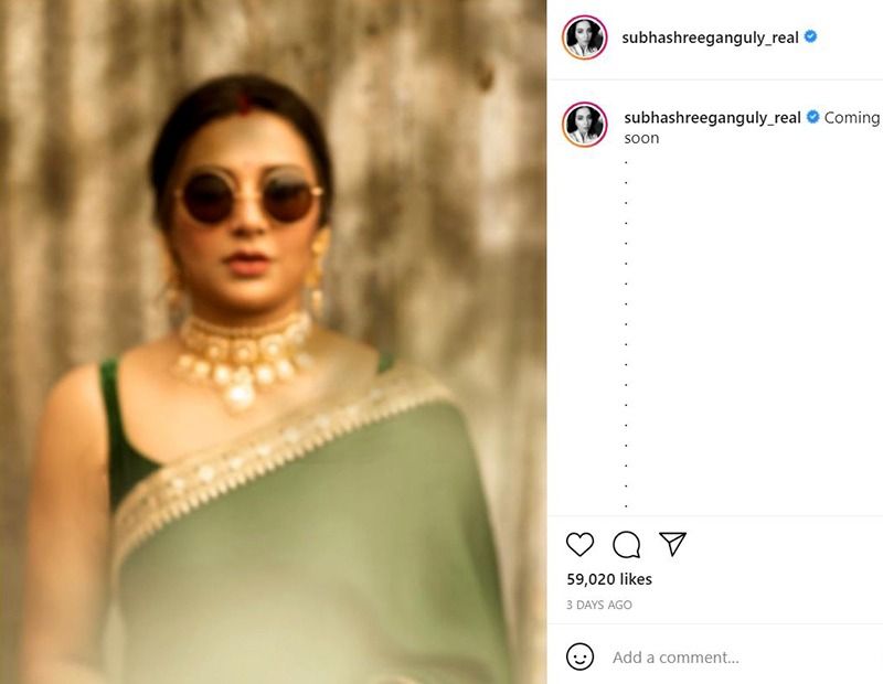 অন্যদিকে বাঙালিয়ানা সাজেই সবুজ সিক্যুইনের স্লিভলেস শাড়িতে ধরা দিয়েছেন নায়িকা। সনাতনী সাজে শুভশ্রীকে আরও রঙিন করে তুলেছে লাল বেলুন, যা তাক লাগিয়ে দিয়েছে নিন্দুকদের। 