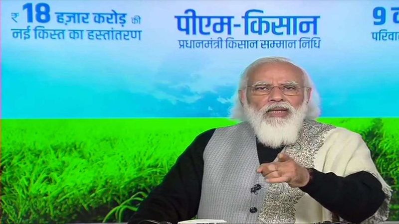 अभी आप अगस्त से नवंबर की 9वीं किस्त का इंतजार कर रहे हैं, लेकिन अगर आपको अप्रैल-जुलाई की 8वीं किस्त नहीं मिली है तो आपके डॉक्युमेंट्स में कुछ कमी रही होगी। उसे ठीक करना जरूरी है।
आमतौर पर किसान अपना आधार नंबर, बैंक अकाउंट नंबर भरने में गलती कर देते हैं जिससे उनकी किस्त फंस जाती है। अगर आपके साथ भी ये गलती हुई है तो आप घर बैठे इसे सुधार सकते हैं।
पीएम किसान की आधिकारिक वेबसाइट https://pmkisan.gov.in/ पर जाएं। किसान कॉर्नर सलेक्ट कर वहां आधार डिटेल्स पर एडिट के ऑप्शन पर क्लिक करें। इसके बाद आधार नंबर डाले। फिर सबमिट कर दें।
अगर नाम में कोई गलती है तो आप उसे ऑनलाइन सुधार सकते हैं। अगर कोई और गलती हो तो अपने कृषि विभाग के कार्यालय से संपर्क करें। हेल्पडेस्क ऑप्शन के जरिए आधार नंबर, बैंक अकाउंट नंबर और मोबाइल नंबर डालने में कोई गलती हुई हो तो उसे सही कर सकते हैं।
