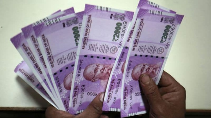 केंद्र सरकार किसानों को हर साल 6000 रुपए की आर्थिक सहायता करती है। साल में हर चार महीने बाद ये पैसा किसानों के खाते में डाला जाता है।
