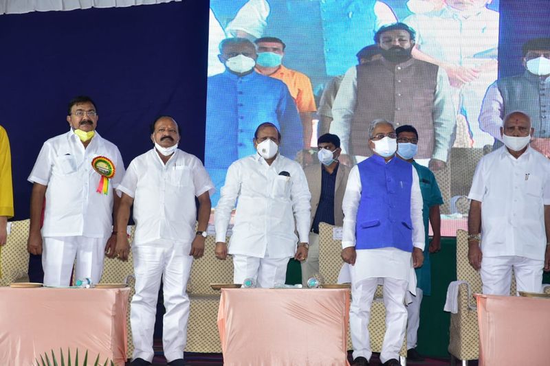 ಶಾಸಕರಲ್ಲದವರು ಕೂಡ ಮುಖ್ಯಮಂತ್ರಿಗಳ ಕಾರ್ಯಕ್ರಮದ ವೇದಿಕೆ ಮೇಲೆ ಕುರ್ಚಿಯಲ್ಲಿ ಕುಳಿತುಕೊಂಡಿರುವದು ಇದು ಶಿಷ್ಟಾಚಾರ ಉಲ್ಲಂಘನೆಯಲ್ಲದೆ ಮತ್ತೇನು?: ಕಾಂಗ್ರೆಸ್ ಶಾಸಕ ಎಮ್.ವೈ. ಪಾಟೀಲ್ ಪ್ರಶ್ನೆ