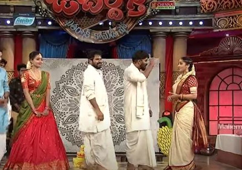 రాత్రి పది అయింది ఇంకా ఏం లేదా? అన్నాడు సుడిగాలి సుధీర్. నన్ను కాదు, హైపర్ ఆదిని అడుగూ అంటుంది రష్మీ. ఆయన్ని అడిగితే బాగోదన్నది రోజా. ఆద్యంతం నవ్వులు కురిశాయి. హైపర్ ఆది, సుడిగాలి సుధీర్ల మ్యారేజ్ స్కిట్లు ఆద్యంతం రక్తికట్టింది.
