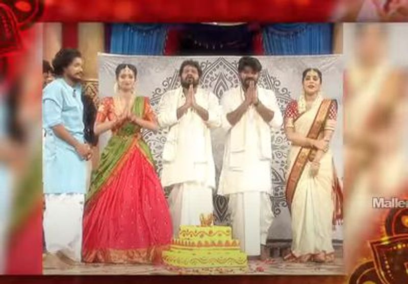 `ఢీ` జోడీలైనా సుడిగాలి సుధీర్ రష్మీని పెళ్లి చేసుకుంటే, హైపర్ ఆది దీపికా పిల్లిని పెళ్లి చేసుకున్నారు. అనసూయ ఆశ్చర్యం వ్యక్తం చేయగా, రోజా, మనోలు కలిసి దగ్గరుండి వీరి మ్యారేజ్ తంతుని గ్రాండ్గా నిర్వహించారు. సంప్రాదాయ పద్దతిలో మ్యారేజ్ పూర్తి చేసేశారు.