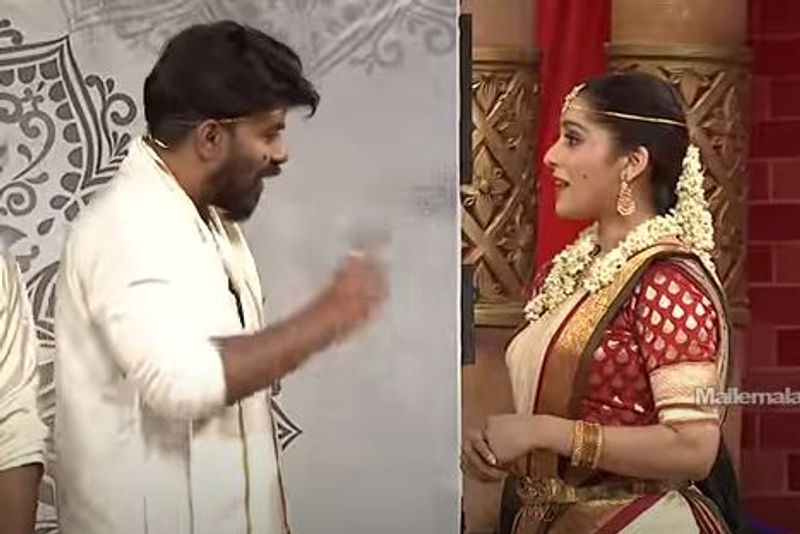 ఇటీవల కాలంలో మాత్రం `మల్లెమాల` నిర్వహించే షోస్ అన్నింటిలోనూ మ్యారేజ్ స్కిట్లు ప్రదర్శించడం, సుధీర్-రష్మీ, హైపర్ ఆది-దీపికా పిల్లి, ఇమ్మాన్యుయెల్-వర్షల మధ్య లవ్,రొమాన్స్ ని జోడించి ఆకర్షించడం చేస్తుందని నెటిజన్లు విమర్శిస్తున్నారు. మొత్తానికి లేటెస్ట్ `జబర్దస్త్` ప్రోమోమాత్రం కొత్త వివాదాలకు తెరలేపుతుందని చెప్పొచ్చు. ఈ షో వచ్చే గురువారం ప్రసారం కానుంది.