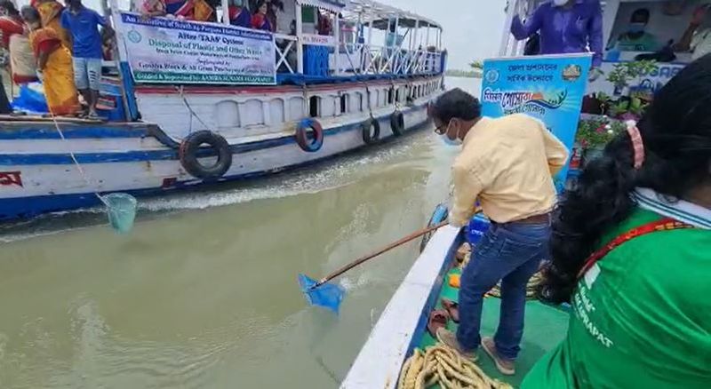 বিডিও সৌরভ মিত্রের নেতৃত্বে গোসাবার দূর্গাদয়ানি নদীতে এই কর্মসূচি পালন করা হয়। স্টিমারে করে গিয়ে মাঝ নদীতে ভাসমান প্লাস্টিকের বোতল ও ব্যাগ মাছ ধরার জালের সাহায্যে সংগ্রহ করেন কর্মীরা। 