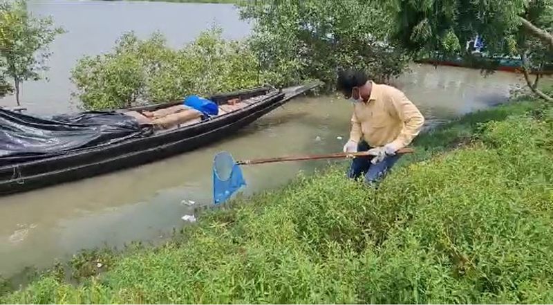 তবে শুধুমাত্র নদী থেকেই নয়, নদীর পাড়েও পড়ে থাকা বিভিন্ন প্লাস্টিকের বোতল ও ব্যাগ উদ্ধার করা হয়। হাতে গ্লাভস পরে সেগুলি সংগ্রহ করেন কর্মীরা। 