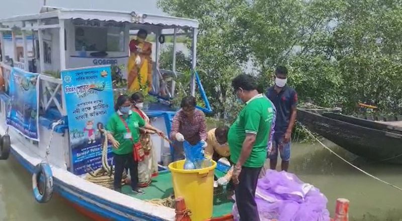 এদিন নদী থেকে প্রায় ১০০ কেজি প্লাস্টিক সংগ্রহ করা হয়েছে বলে প্রশাসনের তরফে জানানো হয়েছে। 