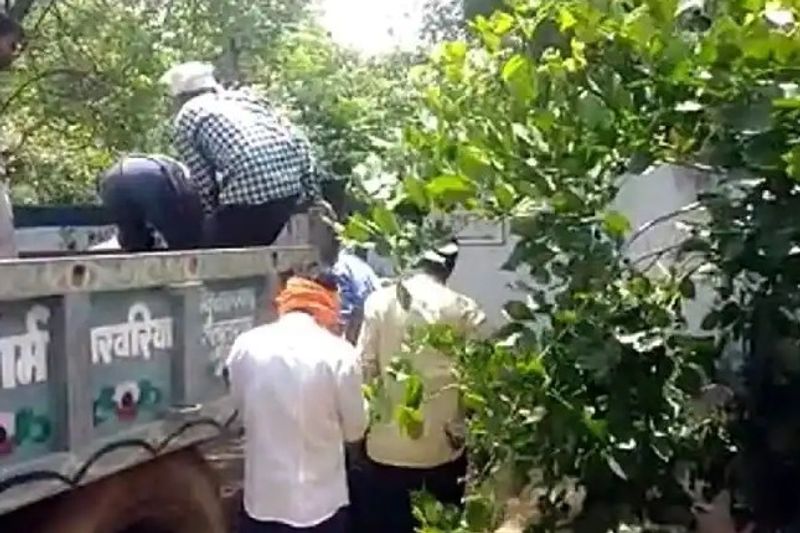प्रेमी भी बाइक में 1200 सौ का पेट्रोल डलवाकर गूगल के जरिए गांव को सर्च करके कुल्हाड़ी साथ लेकर पहुंचा हुआ था। पति को सुलाकर महिला घर के बाहर प्रेमी का इंतजार कर रही थी। जैसी वह आया तो दोनों ने इस घटना को अंजाम दिया। पत्नी ने पति को दोनों हाथ पकड़े और प्रेमी ने सिर-गर्दन पर वार कर दिया। 