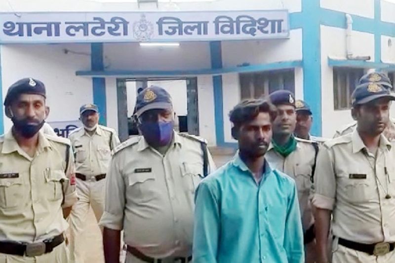 इस खौफनाक घटना के बाद जिलेभर की पुलिस में हड़कंप मच गया। पुलिस ने बारीकी से मामले की पड़ताल की तो क्राइम की सारी कहानी खुद वा खुद सामने आ गई। मामले की जानकादी देते हुए विदिशा पुलिस अधीक्षक विनायक वर्मा ने बताया कि मंगलवार रात को जब नव दंपत्ती सो रहे थे तो पति की हत्या हो गई थी। वहीं पास में पत्नी बेसुध होकर सोती रही, सुबह शिकायत दर्ज कराकर उसने कहा कि किसी ने पति की हत्या कर दी और गहरी नींद की वजह से उसे कुछ पता नहीं चल पया। लेकिन पुलिस पहले से महिला को संदिग्ध मानकर जांच कर रही थी। 