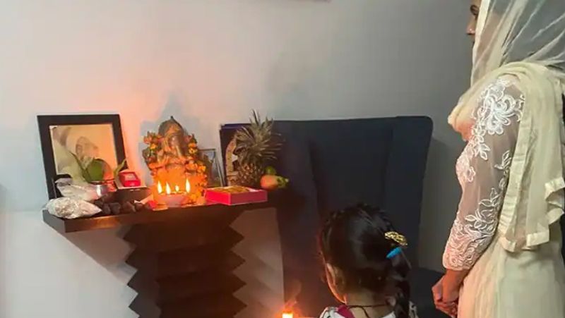 ಮಗಳ ಜೊತೆ ಗೀತಾ ಬಾಸ್ರಾ ಮನೆಯ ಪೂಜಾ ಸ್ಥಳದಲ್ಲಿ.
