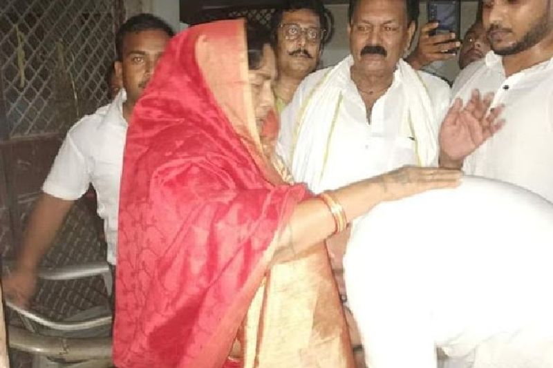 चिराग ने इस दौरान इमोशनल होकर मां से अपने चाचा पशुपति की शिकायत मां से की। उन्होंने कहा कि चाचा ने मेरे साथ तो बहुत गलत किया ही है, साथ पूरे परिवार को अलग-थलग कर दिया। मां ने बेटे को सांत्वना देते हुए पीट पर हाथ फेरते हुए कहा- हम लोग हैं न तुम्हारे साथ बेटे धीरज रखो सब अच्छा होगा। इसके अलावा मां ने अपने हाथों से चिराग को खीर खिलाई और सिर पर पकड़ी पहनाकर आशीर्वाद दिया।