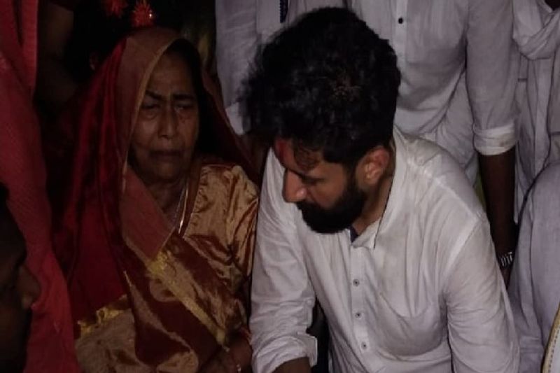 वहीं मीडिया से बात करते हुए चिराग की बड़ी मां ने कहा कि प्रधानमंत्री नरेंद्र मोदी को चिराग की बात सुननी चाहिए थी। पशुपति को मंत्री नहीं बनाकर चिराग को मंत्री बनाना था। क्योंकि चिराग ने हमेशा पीएम मोदी के कामों की तारीफ करता है और खुद को उनका हनुमान कहता है। वह ही असली राम विलास पासवान का उत्तराधिकारी है। उस व्यक्ति को मंत्रिमंडल में शामिल नहीं करना चाहिए था, जिसने परिवार के साथ धोखा किया।
