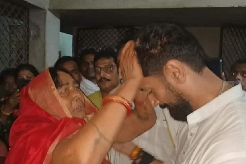 दरअसल, चिराग पासवान ने अपने पिता जयंती यानि 5 जुलाई से हाजीपुर से इस यात्रा शुरूआत की हुई है। इस दौरान वह समस्तीपुर और बेगूसराय होते हुए शुक्रवार को खगड़िया पहुंचे हुए थे। जहां उन्होंने अपनी बड़ी मां राजकुमारी देवी से मुलाकात की। मां को देखते ही चिराग भावुक हो गए और उनसे लिपटकर रोने लगे।
