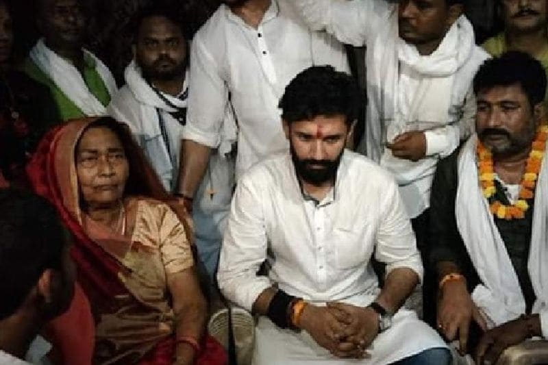 बता दें कि राजकुमारी देवी राम विलास पासवान की पहली पत्नी हैं। जिनसे पासवन ने साल 1960 में शादी की थी। इसके बाद राम विलास पासवन ने राजकुमारी देवी को तलाक देकर साल 1983 में रीना शर्मा से दूसरी शादी कर ली। चिराग रीना शर्मा के ही बेटे हैं। हालांकि वह चिराग राजकुमारी देवी को भी अपनी मां कहते हैं और उनसे मिलने के लिए गांव जाते रहते हैं।
