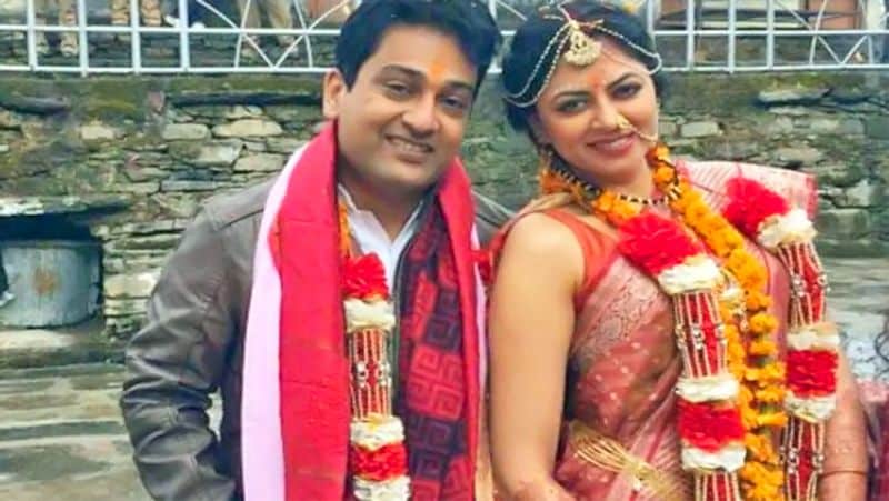 दरअसल, कविता के पिता नहीं चाहते थे कि उनकी बेटी की शादी किसी मुस्लिम लड़के से हो। कविता का कहना था कि मैं अपने पेरेंट्स से बहुत प्यार करती हूं। मेरे लिए इस दुनिया में उनसे बढ़कर कुछ भी नहीं है। मैं कभी भी उनके खिलाफ जाकर शादी नहीं कर सकती। कविता उम्र में भी नवाब शाह से 9 साल छोटी थीं।