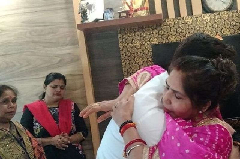 चिराग पासवान मां से मिलने के बाद अपनी बहन उषा पासवान से मुलाकात की। जिनके गले लगते ही चिराग की आंखों से आंसू छलक पड़े। चिराग नहीं चाहते की कई भी परिवार का सदस्य या रिश्तेदार उनसे नाराज रहे। इसलिए वह अपने पुराने सारे गिले-शिकवे मिटाकर मुलाकात कर रहे हैं।