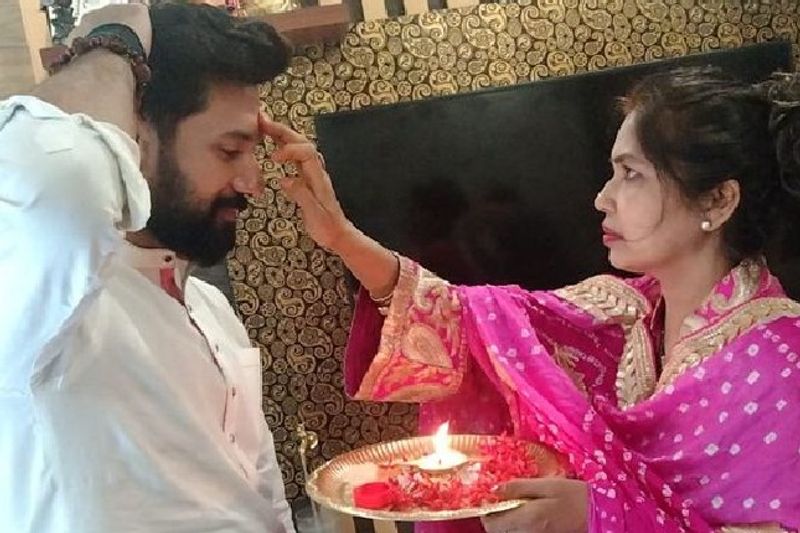 भाई चिराग पासवान की आरती उतार और तिलक लगाकर विदा करती हुई बहन उषा पासवान।