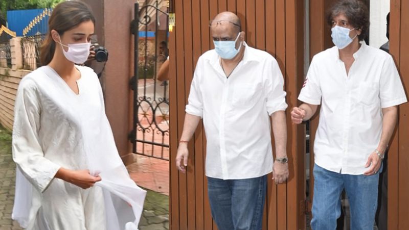 अपनी दादी स्नेहलता पांडे के अंतिम दर्शन करने पहुंचीं अनन्या पांडे। दूसरी ओर चंकी पांडे।