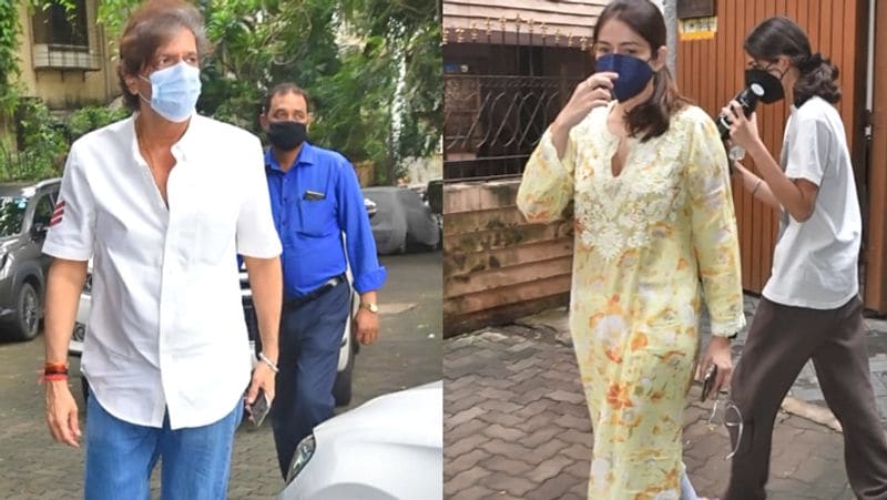 मां स्नेहलता पांडे के अंतिम दर्शन करने पत्नी भावना के साथ पहुंचे चंकी पांडे।