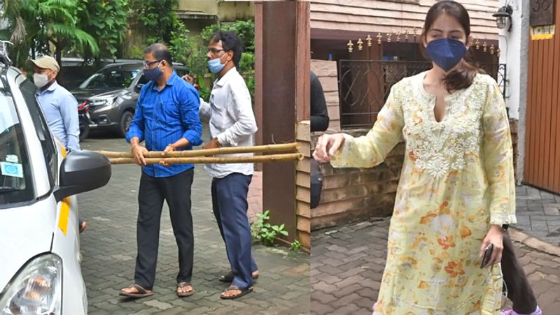 चंकी पांडे की मां स्नेहलता पांडे के अंतिम संस्कार की तैयारियां करते परिजन।