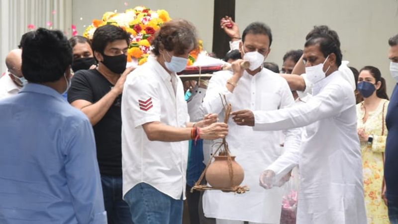 मां की अंतिम यात्रा के दौरान चंकी पांडे रस्म निभाते नजर आए। 