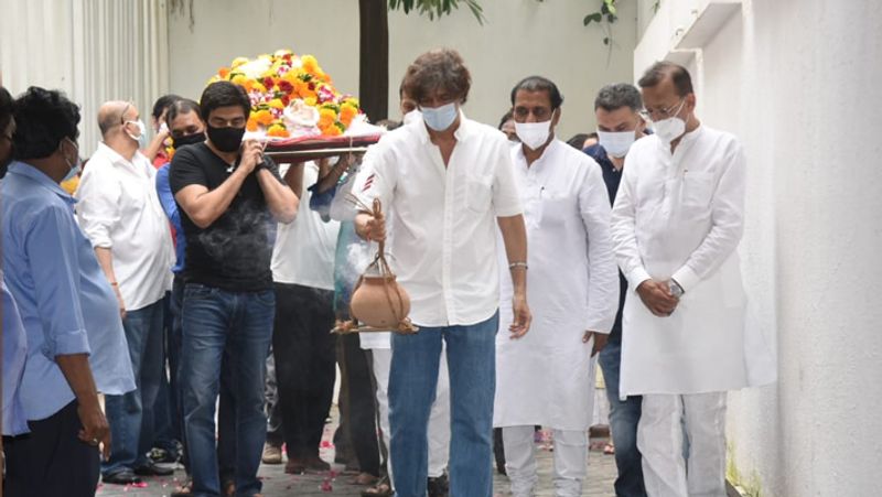 दोस्त चंकी पांडे की मां की अर्थी को समीर सोनी ने भी कंधा दिया। समीर गुजरे जमाने की एक्ट्रेस नीलम कोठारी के पति है। 