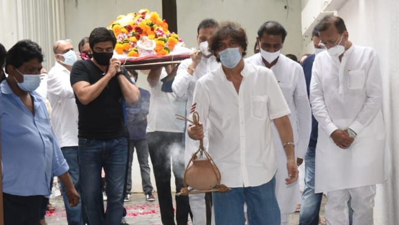 चंकी चांडे के साथ उनके भाई चिक्की पांडे और भतीजा अयान पांडे भी नजर आए। सभी काफी गमगीन थे। 