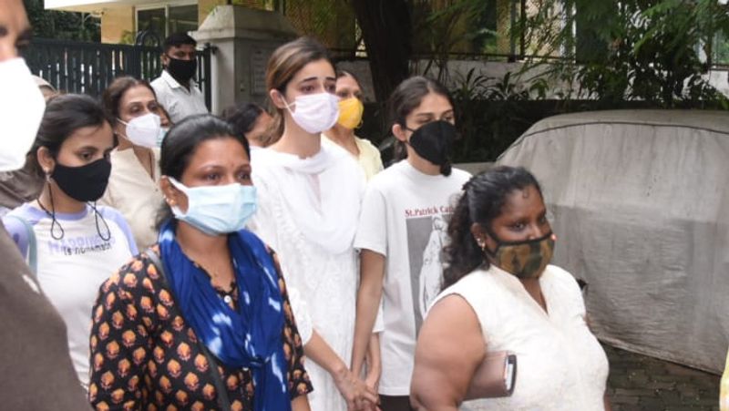 दादी स्नेहलता को अंतिम विदाई देते हुए अनन्या पांडे के आंसू नहीं रूक रहे थे। वे अपनी दादी के बेहद करीब थी। 