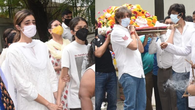 दादी स्नेहलता के अंतिम दर्शन करने पोती अनन्या पांडे भी पहुंची। इस दौरान अनन्या ने सफेद रंग का सूट पहन रखा था। दादी को खोने का गम उनके चेहरे पर साफ नजर आ रहा था।