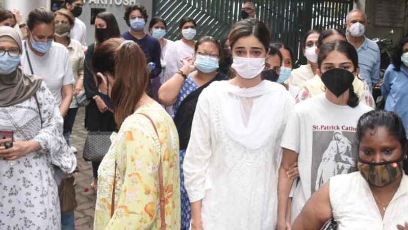 अनन्या पांडे इस मौके पर अपनी छोटी बहन और मां भावना पांडे के साथ नजर आई।
