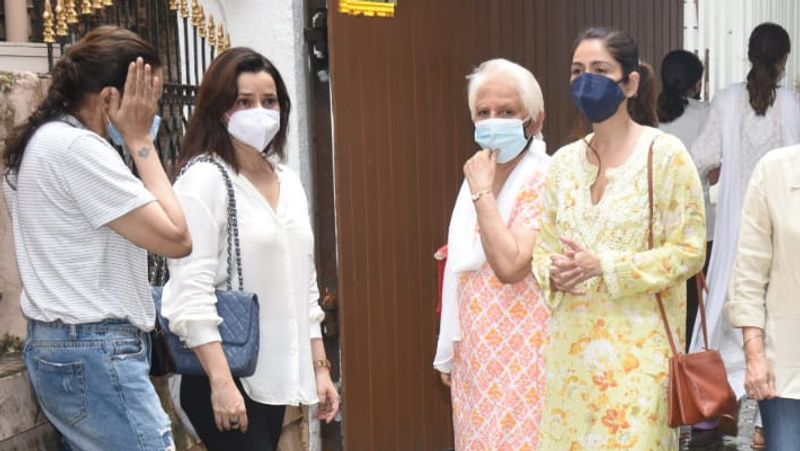 स्नेहलता के निधन की खबर सुनकर कई सेलेब्स पांडे हाउस पहुंचे। इस मौके सोहेल खान की पत्नी सीमा खान, भावना पांडे, डियाने पांडे स्पॉट हुई। 