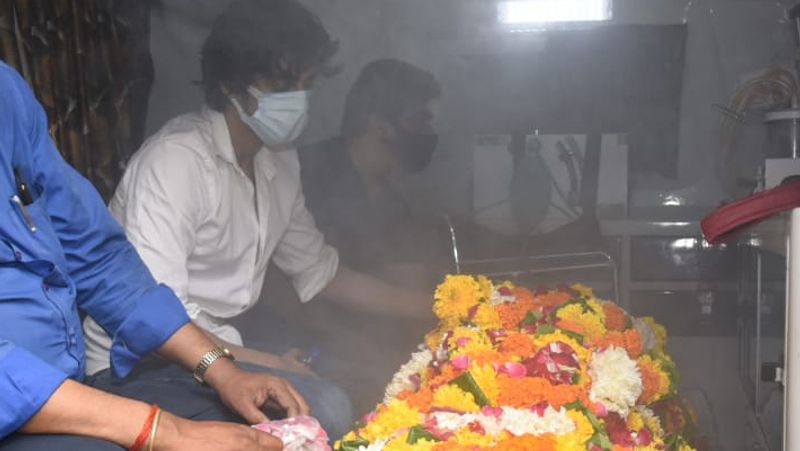 चंकी पांडे की मां की डेड बॉडी को एम्बुलेंस में रखकर सांताक्रूज शमशान घाट तक ले जाया गया, जहां अंतिम संस्कार हुआ।
