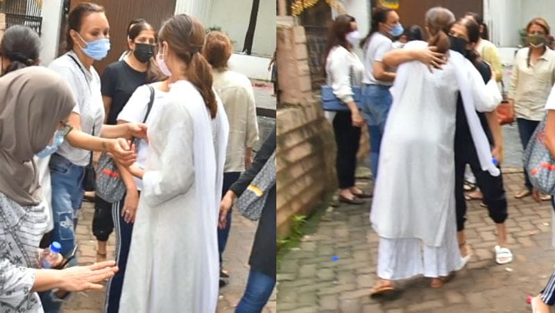 दादी के निधन की खबर सुनते ही परिजनों के गले लगकर रोती रहीं अनन्या पांडे।