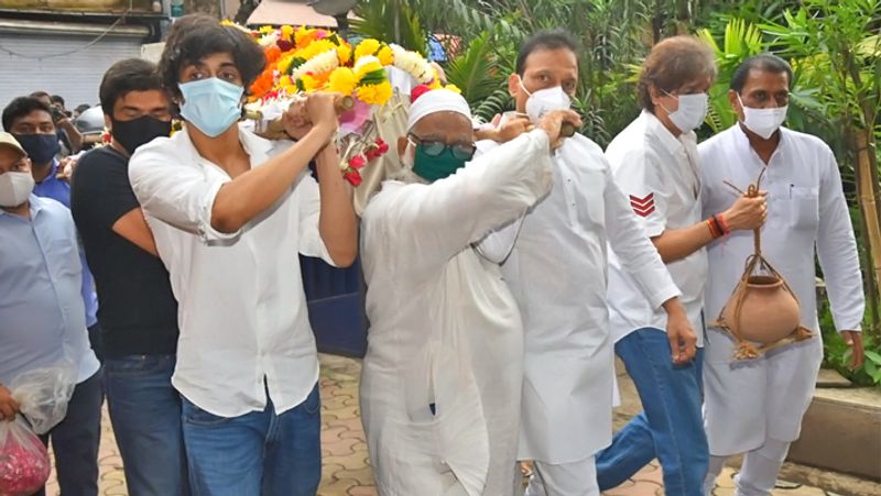 दादी को कंधा देते चंकी पांडे के भतीजे अहान पांडे व अन्य। 