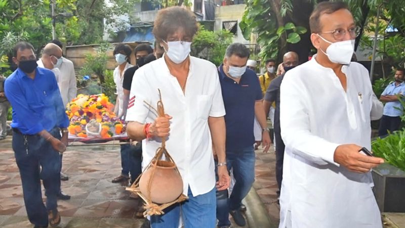 मां के अंतिम संस्कार की सभी रस्में बड़े बेटे चंकी पांडे ने पूरी कीं। 