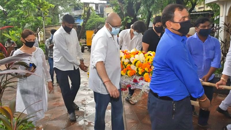 स्नेहलता पांडे की अंतिम यात्रा उनके बांद्रा स्थित घर से निकली। 
