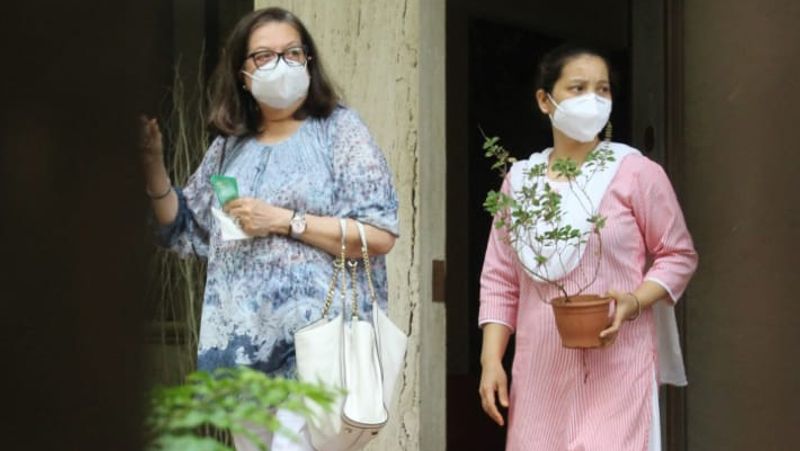बबिता कपूर इस दौरान करीना कपूर के अपार्टमेंट के बाहर स्पॉट हुई।