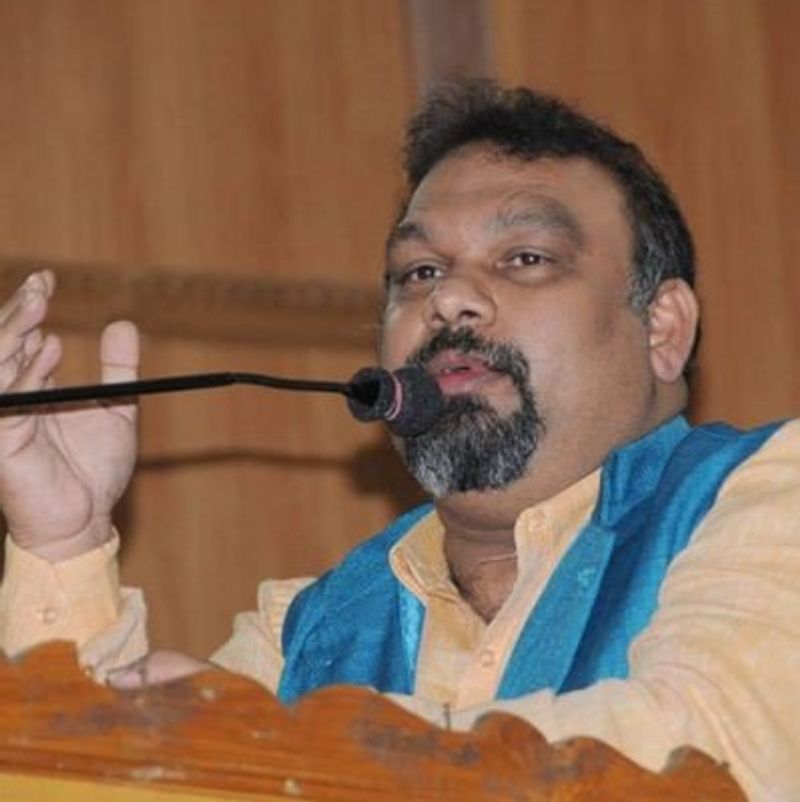 జూన్ 26వ తేదీన నెల్లూరు సమీపంలో జాతీయ రహదారిపై కత్తి మహేష్ ప్రయాణిస్తున్న కారు ప్రమాదానికి గురైంది. కత్తి మహేష్ ప్రయాణిస్తున్న ఇన్నోవా కారు వెనక నుండి ఓ పార్సిల్ వాన్ ని బలంగా ఢీ కొట్టింది. ఈ ప్రమాదంలో కత్తి మహేష్ కి తీవ్రగాయాలు కావడంతో నెల్లూరులోని మెడికేర్ హాస్పిటల్ అడ్మిట్ చేశారు.