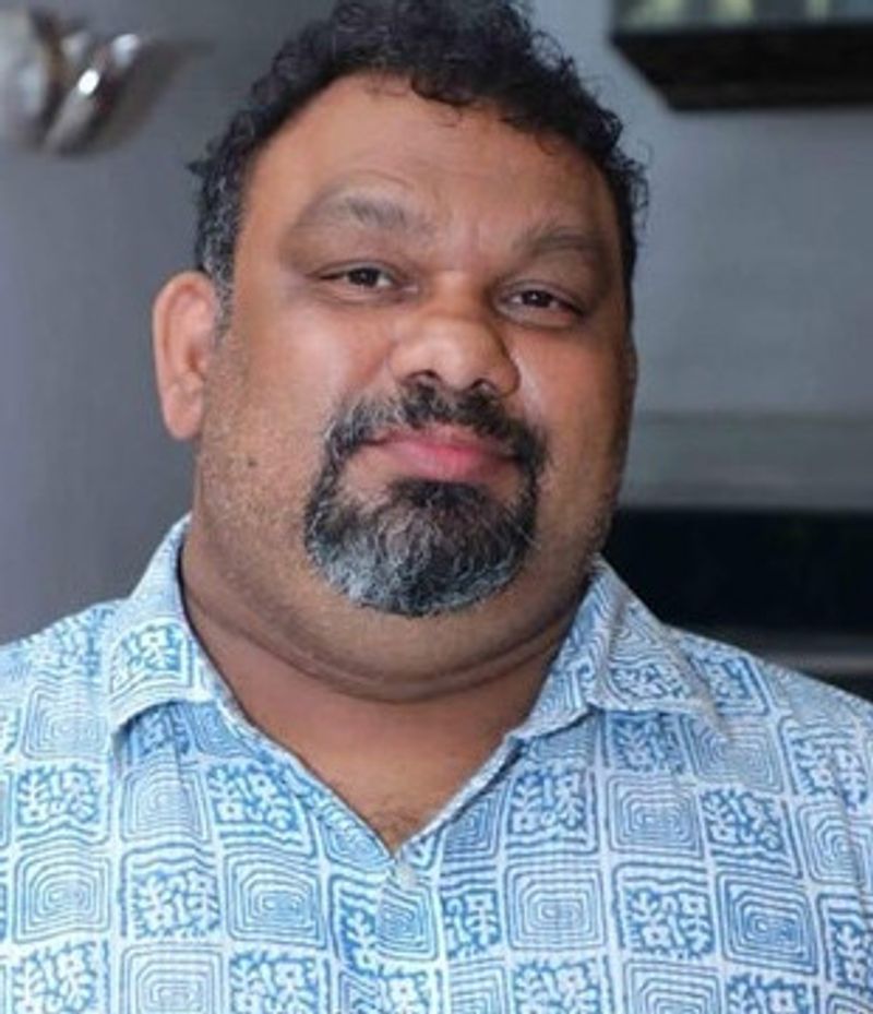 అనంతరం మెరుగైన వైద్యం కోసం కత్తి మహేష్ ని చెన్నైలోని అపోలో ఆసుపత్రికి తరలించారు. కత్తి మహేష్ ఆరోగ్యం విషమంగా ఉన్నట్లు మీడియాలో కథనాలు రావడం జరిగింది. ఈ కథనాలను ఆయన మిత్రులు ఖండించారు. కత్తి మహేష్ కోలుకుంటున్నారని, తప్పుడు ప్రచారాలు చేసి ఆయన కుటుంబ సభ్యులను ఆందోళనకు గురి చేయవద్దని విజ్ఞప్తి చేశారు.