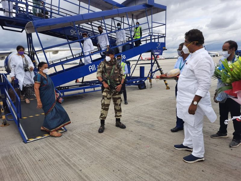 ರಾಜ್ಯಕ್ಕೆ ನೂತನ ರಾಜ್ಯಪಾಲರಾಗಿ ನೇಮಕವಾಗಿರುವ ಥಾವರ್ ಚಂದ್ ಗೆಹ್ಲೋಟ್ ಅವರು ಇಂದು(ಭಾನುವಾರ) ರಾಜ್ಯಕ್ಕಾಗಮಿಸಿದರು.