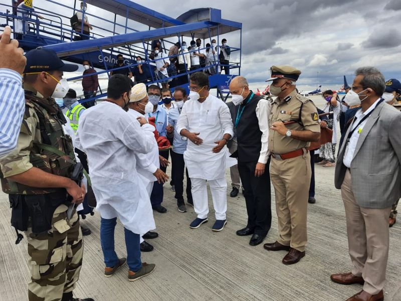 ಈ ಸಂದರ್ಭದಲ್ಲಿ ಸರ್ಕಾರದ ಮುಖ್ಯ ಕಾರ್ಯದರ್ಶಿಗ ಪಿ ರವಿಕುಮಾರ್, ಪೋಲಿಸ್ ಮಹಾನಿರ್ದೇಶಕ ಪ್ರವೀಣ್ ಸೂದ್ ಕೂಡ ನೂತನ ರಾಜ್ಯಪಾಲರನ್ನ ಸ್ವಾಗತ ಕೋರಿದರು.