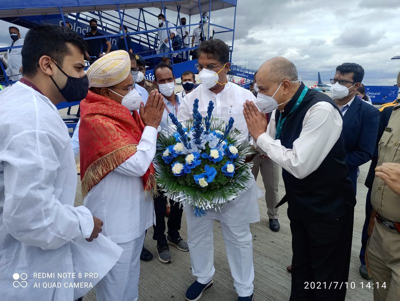 ಅವರನ್ನು ಕಂದಾಯ ಸಚಿವ ಆರ್ ಅಶೋಕ ಅವರು ಕೆಂಪೇಗೌಡ ಅಂತಾರಾಷ್ಟ್ರೀಯ ವಿಮಾನ ನಿಲ್ದಾಣದಲ್ಲಿ ಸ್ವಾಗತಿಸಿದರು