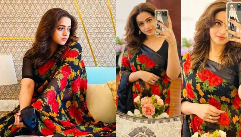 చీరకు తగినట్లుగా ఆమె చాలా సింపుల్ గా రెడీ అయ్యారు. కేవలం చెవులకు ఇయర్ రింగ్స్ మాత్రమే పెట్టుకున్నారు. కాగా.. ఆమె ఫోటోలు అభిమానులను విపరీతంగా ఆకట్టుకుంటున్నాయి. 
