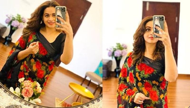 ചുവപ്പ്, പച്ച, മഞ്ഞ നിറങ്ങളിലാണ് പൂക്കളുടെ ഡിസൈന് ചെയ്തിരിക്കുന്നത്. സാറ്റിൻ തുണി കൊണ്ടാണ് സാരിയുടെ ബോർഡർ വരുന്നത്. 