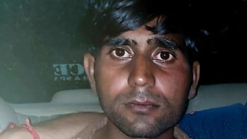चाकू से गला रेत दिया
मीडिया रिपोर्ट्स के मुताबिक, कृष्णा के रूप में पहचाने जाने वाला आरोपी मोनिका शर्मा से प्यार करता था। आरोप है कि पिछले कुछ दिनों से मोनिका उसे नजरअंदाज कर रही थी। इसी बात से नाराज होकर उसने चाकू से गला रेतकर महिला की हत्या कर दी।
