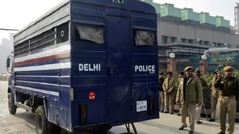पुलिस के अनुसार, महिला के पति की फरवरी 2021 में मृत्यु हो गई और उनके परिवार में उनकी बेटी और 11 साल का एक बेटा है। उसकी बेटी उसके साथ रह रही थी और उसका बेटा हरियाणा के बहादुरगढ़ में अपने नाना-नानी के साथ रह रहा था।