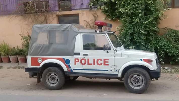 two delhi police arrested for kidnapping and extorting rs 1.5 lakhs from a sales tax agent two delhi police arrested for kidnapping and extorting rs 1.5 lakhs from a sales tax agent